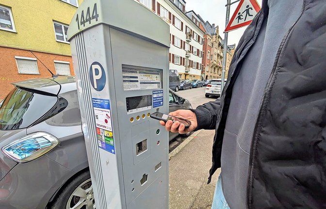 In der Innenstadt, wie hier in der Alexanderstraße, sind die Aufkleber zum Handyparken schon allgegenwärtig – in den Außenbezirken ist oft noch Fehlanzeige.<span class='image-autor'>Foto: Andreas Geldner</span>