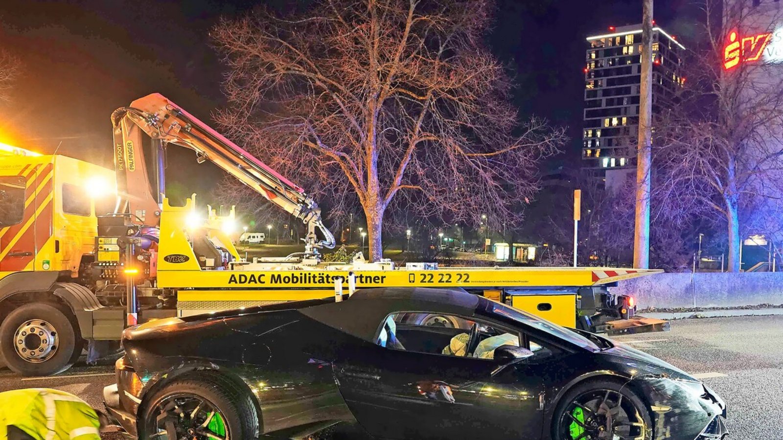 Sportwagen außer Gefecht: Ein Lamborghini muss auf dem Pragsattel von der Bundesstraße gebracht werden.Foto: Andreas Rosar Sportwagen außer Gefecht: Ein Lamborghini muss auf dem Pragsattel von der Bundesstraße gebracht werden.Foto: Andreas Rosar