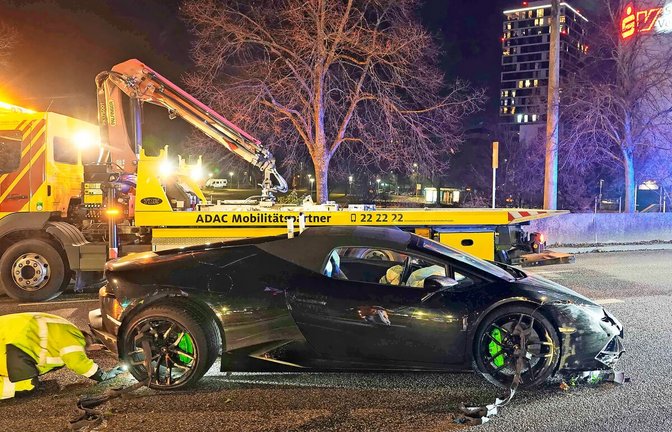 Sportwagen außer Gefecht: Ein Lamborghini muss auf dem Pragsattel von der Bundesstraße gebracht werden.<span class='image-autor'>Foto: Andreas Rosar</span>