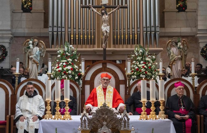 Der lateinische Patriarch von Jerusalem, Pierbattista Pizzaballa, leitet die jährliche Weihnachtsmesse in der Geburtskirche in Bethlehem.<span class='image-autor'>Foto: AFP/ILIA YEFIMOVICH</span>