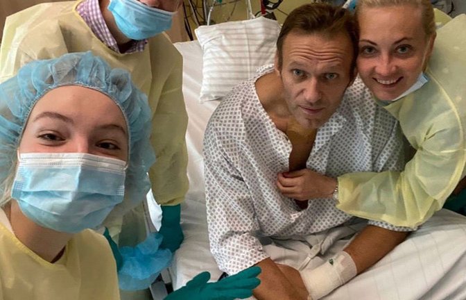 Dieses Foto Nawalnys  zeigt seine Tochter Daria (l.-r.), seinen Sohn Zahar, Nawalny selbst und seine Frau Julia, wie sie an seinem Krankenbett in der Charite in Berlin ein Selfie machten (Archivfoto). In Berlin soll ein Platz nach ihm benannt werden (Archivfoto).<span class='image-autor'>Foto: dpa/Daria Nawalny</span>