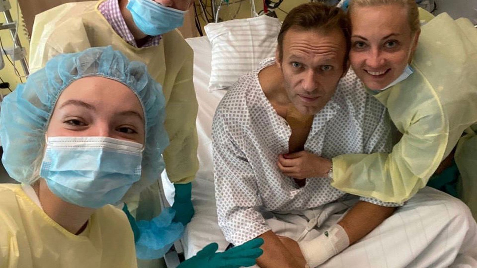 Dieses Foto Nawalnys  zeigt seine Tochter Daria (l.-r.), seinen Sohn Zahar, Nawalny selbst und seine Frau Julia, wie sie an seinem Krankenbett in der Charite in Berlin ein Selfie machten (Archivfoto). In Berlin soll ein Platz nach ihm benannt werden (Archivfoto).Foto: dpa/Daria Nawalny