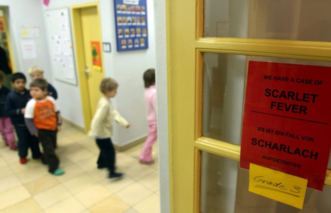 Ein Schild warnt vor Scharlach in einer  internationalen Vorschule in Berlin. (Symbolbild)<span class='image-autor'>Foto: Tim Brakemeier/dpa</span>