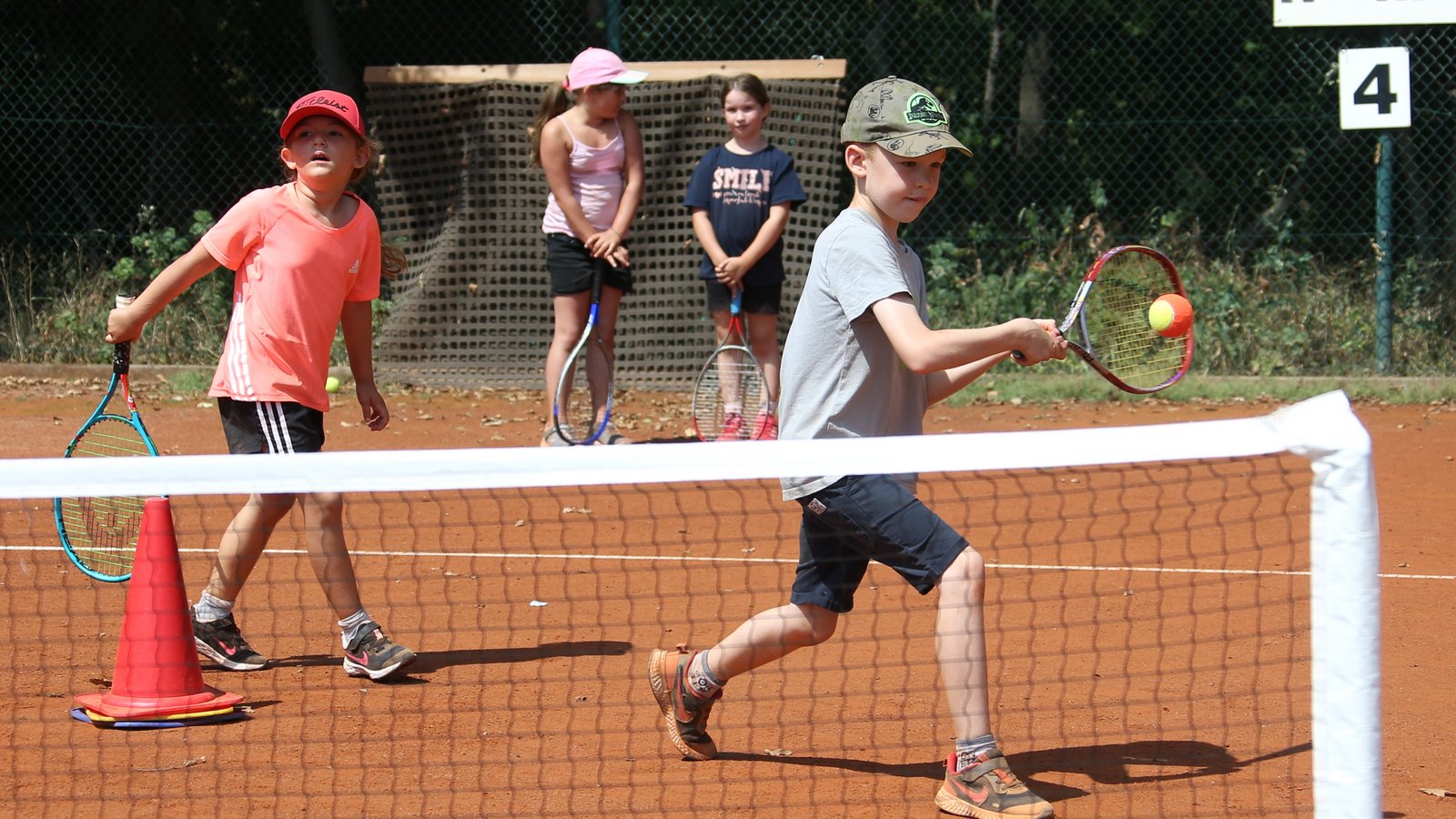 In Kleingruppen auf dem Kleinfeld werden die jünsten Teilnehmer des Hochdorfer Jugendcamps an den Tennissport herangeführt. Foto: Küppers