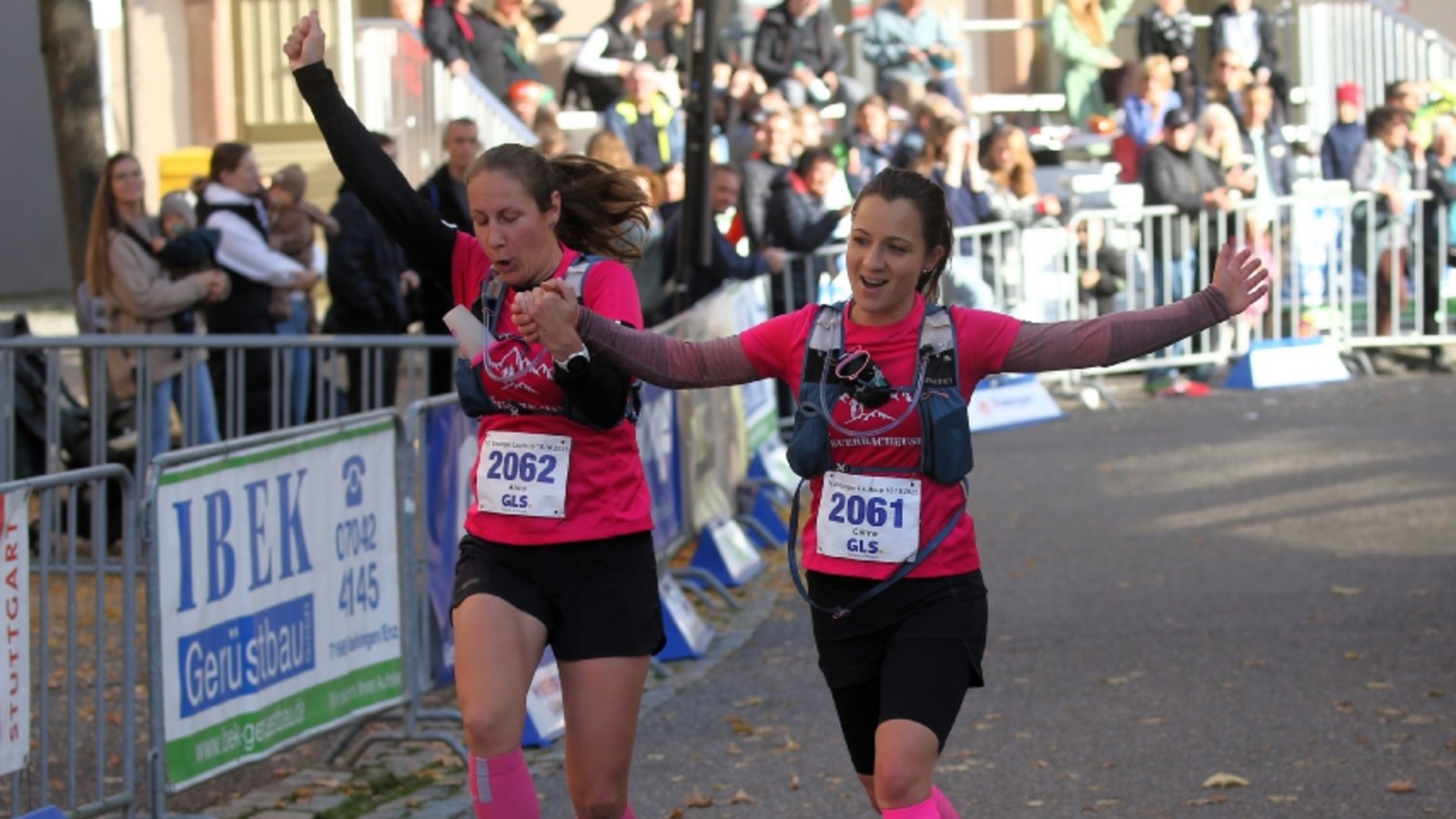 Gemeinsamer Sprung ins Ziel: Céline Charpentier (rechts) und Anne Hassani finishen beim Eselsburg-Trail Hand in Hand. Foto: Küppers