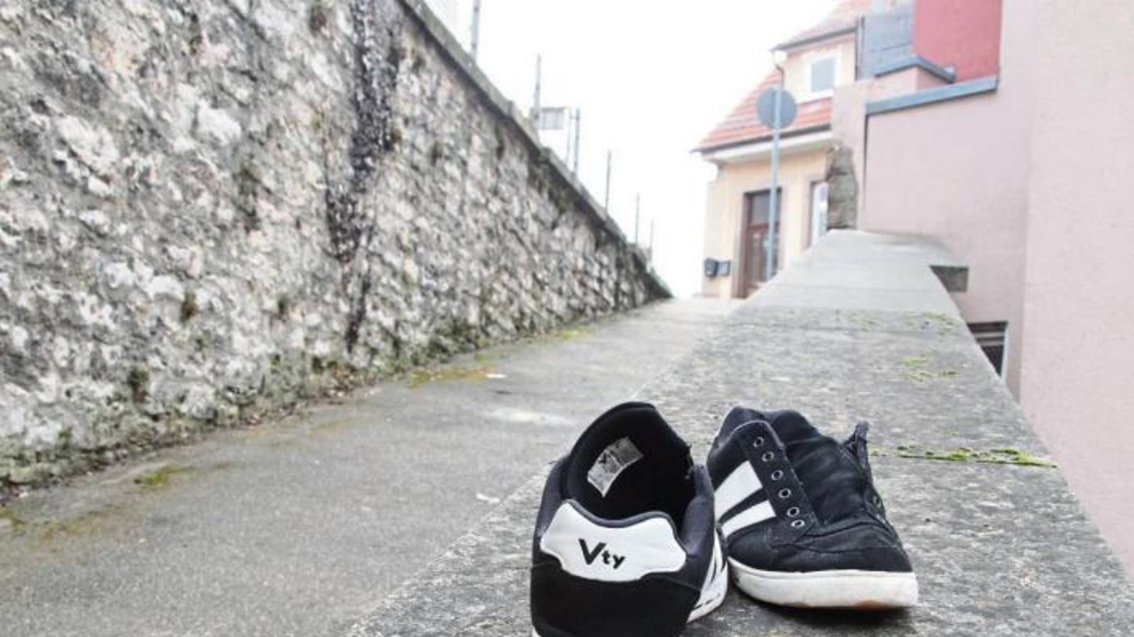 „Haben sie ihr Werk geleistet, wirfst Du sie ganz einfach weg. Denn mit Löchern in der Sohle leisten sie nicht ihren Zweck.“ Ob der einstige Besitzer dieser Schuhe, die unterhalb des Parkplatzes an der Vaihinger Peterskirche ihrem Schicksal überlassen wurden, wohl den Vers von Norbert van Tiggelen im Sinn gehabt hat? Foto: Banholzer „Haben sie ihr Werk geleistet, wirfst Du sie ganz einfach weg. Denn mit Löchern in der Sohle leisten sie nicht ihren Zweck.“ Ob der einstige Besitzer dieser Schuhe, die unterhalb des Parkplatzes an der Vaihinger Peterskirche ihrem Schicksal überlassen wurden, wohl den Vers von Norbert van Tiggelen im Sinn gehabt hat? Foto: Banholzer