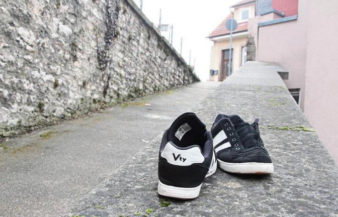 „Haben sie ihr Werk geleistet, wirfst Du sie ganz einfach weg. Denn mit Löchern in der Sohle leisten sie nicht ihren Zweck.“ Ob der einstige Besitzer dieser Schuhe, die unterhalb des Parkplatzes an der Vaihinger Peterskirche ihrem Schicksal überlassen wurden, wohl den Vers von Norbert van Tiggelen im Sinn gehabt hat?  Foto: Banholzer