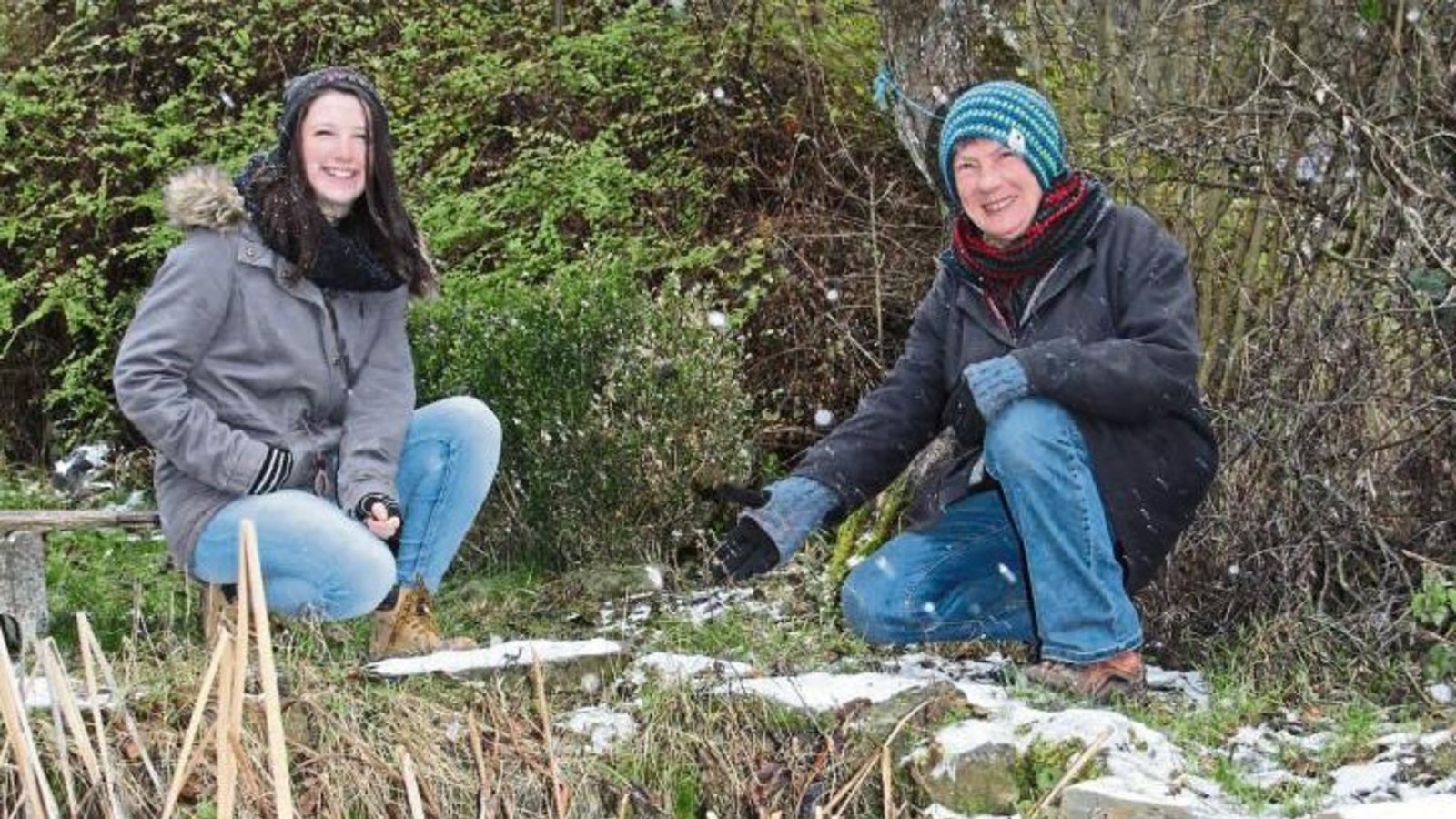 Chalin Collette (links) und Susanne Häuser-Essig begutachten den Teich. Foto: Rostek Chalin Collette (links) und Susanne Häuser-Essig begutachten den Teich. Foto: Rostek