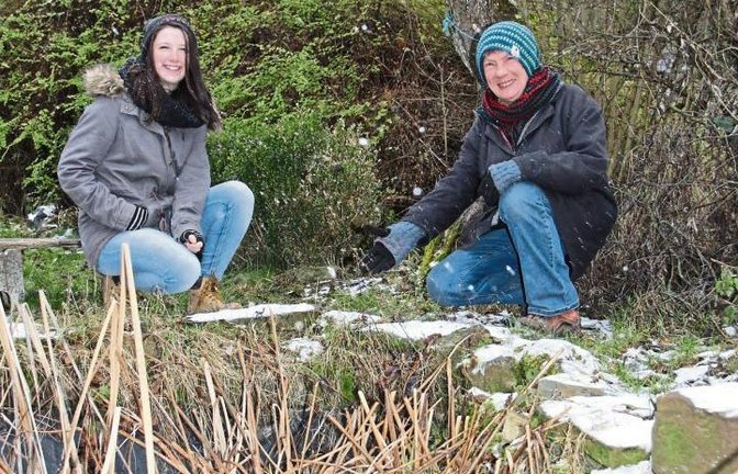 Chalin Collette (links) und Susanne Häuser-Essig begutachten den Teich.  Foto: Rostek
