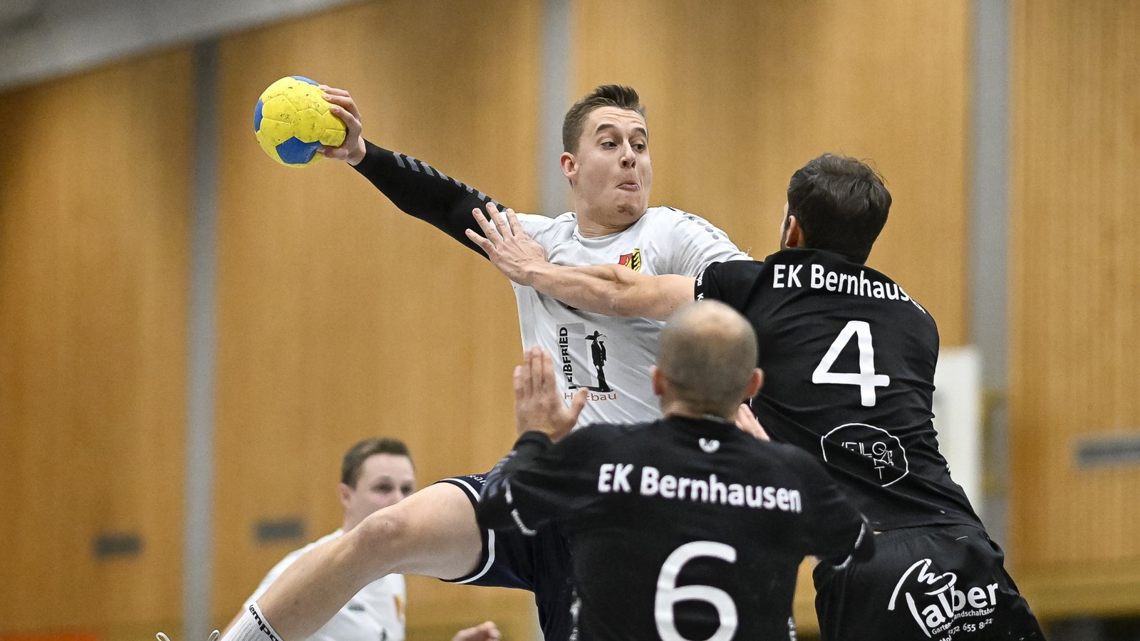 Hannes Staiger wirft für den CVJM Enzweihingen, der das Ergebnis erträglich hält. Foto: Leitner