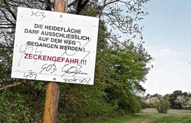 Was es mit diesem Warnschild auf sich hat, erklärt Vaihingens Pressesprecherin Martina Fischer: „Die Zecken-Hinweisschilder hat unsere Naturschutzabteilung deshalb aufstellen lassen, weil wir beobachtet haben, dass Kinder vermehrt auf der Auricher/Roßwage