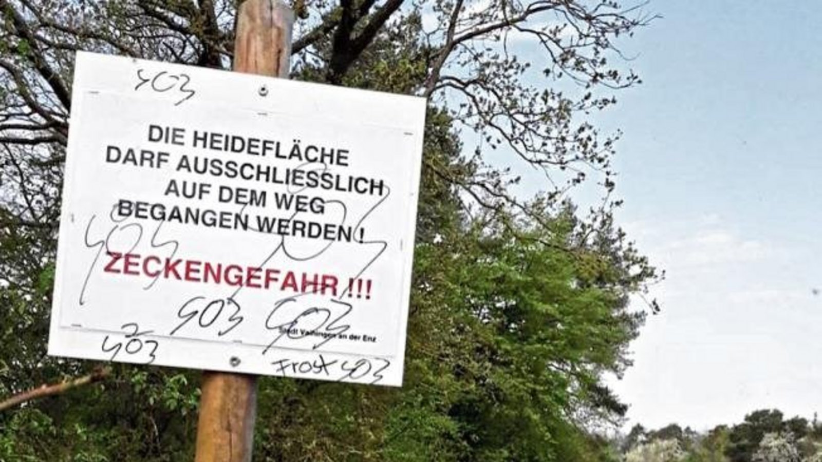 Was es mit diesem Warnschild auf sich hat, erklärt Vaihingens Pressesprecherin Martina Fischer: „Die Zecken-Hinweisschilder hat unsere Naturschutzabteilung deshalb aufstellen lassen, weil wir beobachtet haben, dass Kinder vermehrt auf der Auricher/Roßwage Was es mit diesem Warnschild auf sich hat, erklärt Vaihingens Pressesprecherin Martina Fischer: „Die Zecken-Hinweisschilder hat unsere Naturschutzabteilung deshalb aufstellen lassen, weil wir beobachtet haben, dass Kinder vermehrt auf der Auricher/Roßwage