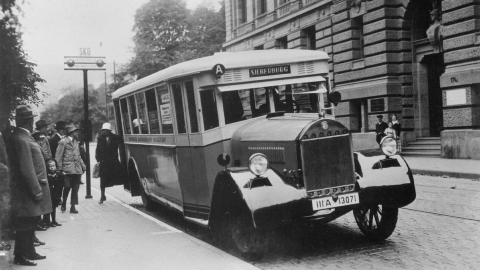 So sah er aus, der erste SSB-Bus, der zwischen der Marienstraße und dem Kursaal in Bad Cannstatt verkehrte. „Stupsi“ kam aber erst dreißig Jahre später.SSB Archiv So sah er aus, der erste SSB-Bus, der zwischen der Marienstraße und dem Kursaal in Bad Cannstatt verkehrte. „Stupsi“ kam aber erst dreißig Jahre später.SSB Archiv