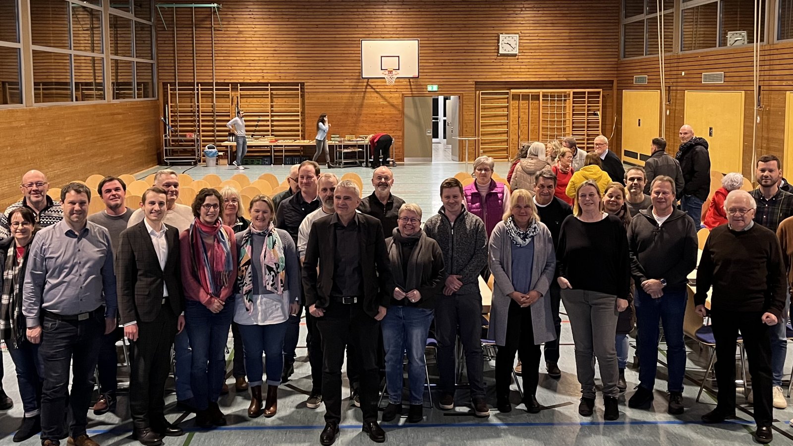 Die Sachsenheimer Ortschaftsräte mit Bürgermeister Holger Albrich (vorne, Mitte) in der Kirbachtalhalle.  Foto: Glemser