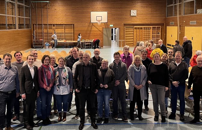 Die Sachsenheimer Ortschaftsräte mit Bürgermeister Holger Albrich (vorne, Mitte) in der Kirbachtalhalle.  <span class='image-autor'>Foto: Glemser</span>