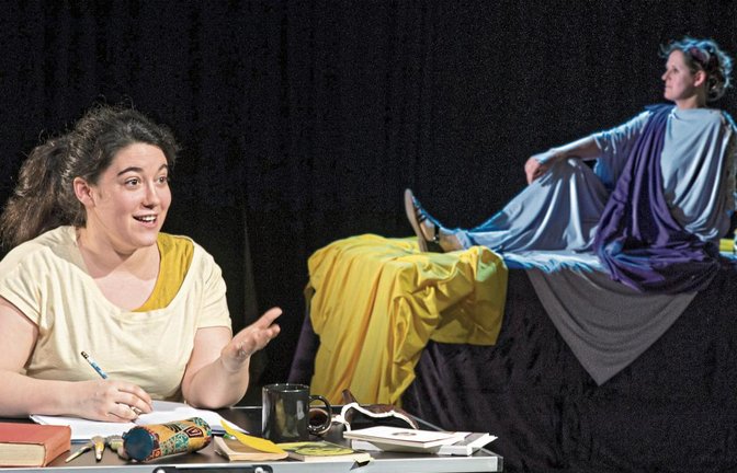 Sina Weiß als „Archäologin“ und Kathrin Fydrich als „Sappho“. Foto: Weiß
