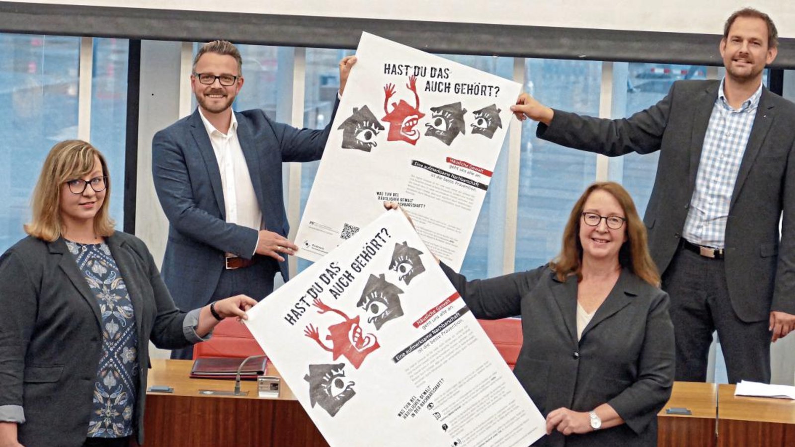 Sie werben für die Kampagne gegen häusliche Gewalt: vorne die Gleichstellungsbeauftragten des Enzkreises, Kinga Golomb (links), und der Stadt Pforzheim, Susanne Brückner; dahinter OB Peter Boch (links) mit Landrat Bastian Rosenau. Foto: Roth Sie werben für die Kampagne gegen häusliche Gewalt: vorne die Gleichstellungsbeauftragten des Enzkreises, Kinga Golomb (links), und der Stadt Pforzheim, Susanne Brückner; dahinter OB Peter Boch (links) mit Landrat Bastian Rosenau. Foto: Roth
