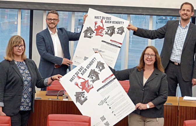 Sie werben für die Kampagne gegen häusliche Gewalt: vorne die Gleichstellungsbeauftragten des Enzkreises, Kinga Golomb (links), und der Stadt Pforzheim, Susanne Brückner; dahinter OB Peter Boch (links) mit Landrat Bastian Rosenau.  Foto: Roth