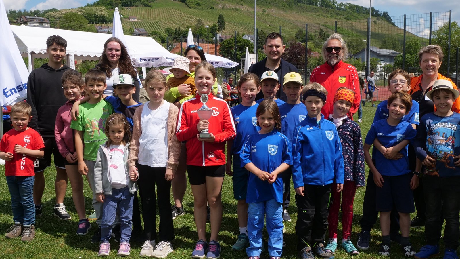 Freude über die Auszeichnung: Die größte Gruppe bei den Kindern und Jugendlichen stellen 2025 der TSV Zaisersweiher und der TV Großsachsenheim. Fotos: Friedrich Freude über die Auszeichnung: Die größte Gruppe bei den Kindern und Jugendlichen stellen 2025 der TSV Zaisersweiher und der TV Großsachsenheim. Fotos: Friedrich