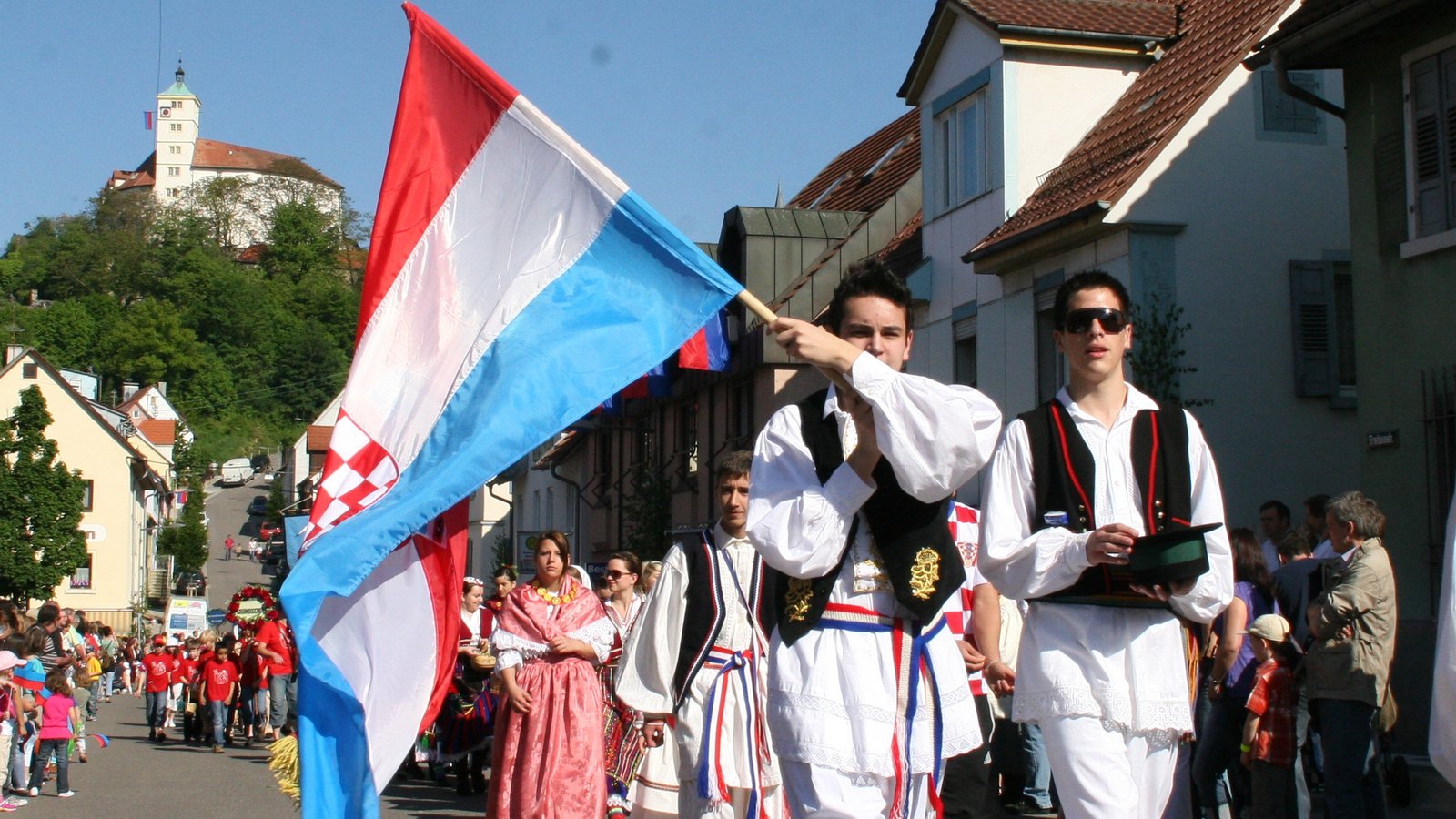 Die Kroatische Gemeinschaft Vukovar ist wie die anderen Kulturvereine in diesem Jahr von vielen Besuchern des Festzuges beim Vaihinger Maientag vermisst worden. Archivfoto: VKZ/Bögel Die Kroatische Gemeinschaft Vukovar ist wie die anderen Kulturvereine in diesem Jahr von vielen Besuchern des Festzuges beim Vaihinger Maientag vermisst worden. Archivfoto: VKZ/Bögel