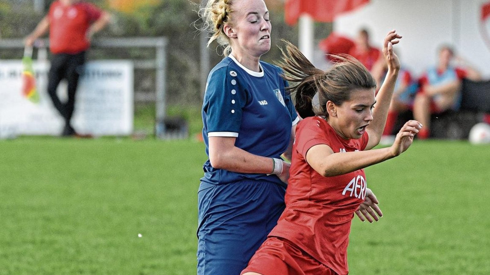Nach einem körperbetonten Spiel – hier wird Romy Bahmer von den Beinen geholt – hat der SV Horrheim mit 1:3 verloren. Foto: Leitner Nach einem körperbetonten Spiel – hier wird Romy Bahmer von den Beinen geholt – hat der SV Horrheim mit 1:3 verloren. Foto: Leitner