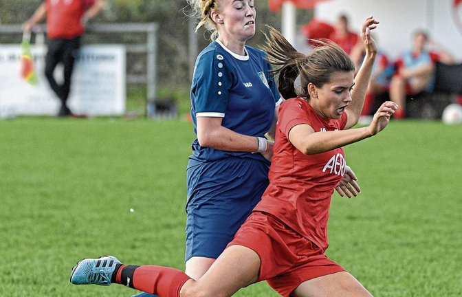 Nach einem körperbetonten Spiel – hier wird Romy Bahmer von den Beinen geholt – hat der SV Horrheim mit 1:3 verloren. Foto: Leitner