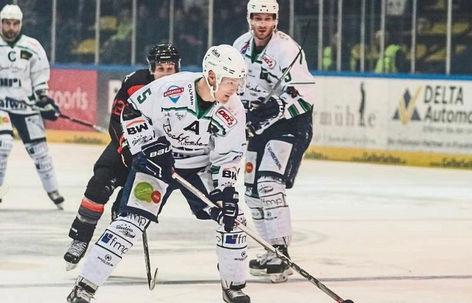 René Schoofs (vorne, im Spiel gegen Frankfurt) hat für die Steelers auch beim 6:3-Auswärtssieg gegen die Starbulls Rosenheim getroffen. Foto: Archiv/Simecek
