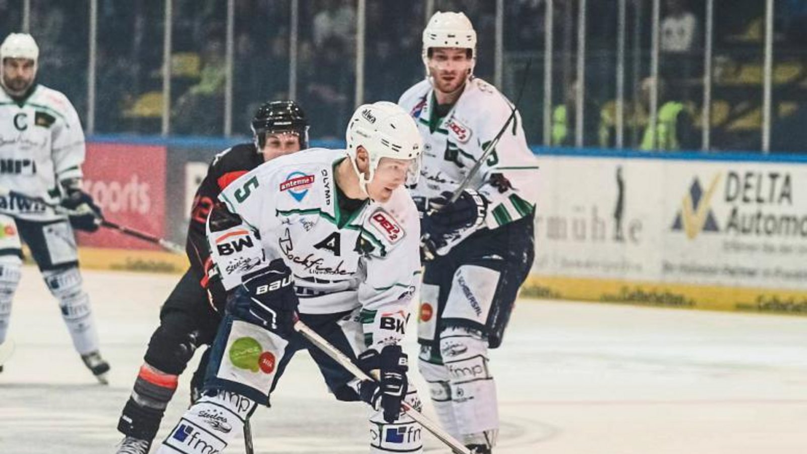 René Schoofs (vorne, im Spiel gegen Frankfurt) hat für die Steelers auch beim 6:3-Auswärtssieg gegen die Starbulls Rosenheim getroffen. Foto: Archiv/Simecek René Schoofs (vorne, im Spiel gegen Frankfurt) hat für die Steelers auch beim 6:3-Auswärtssieg gegen die Starbulls Rosenheim getroffen. Foto: Archiv/Simecek