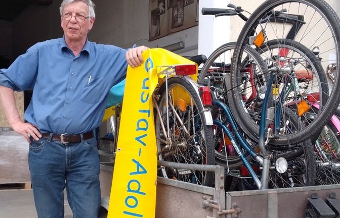 GAW-Projektleiter Ulrich Hirsch vor dem Zwischendepot in Sachsenheim mit seinem Hänger voller Räder für die Ukraine. <span class='image-autor'>Fotos: p</span>