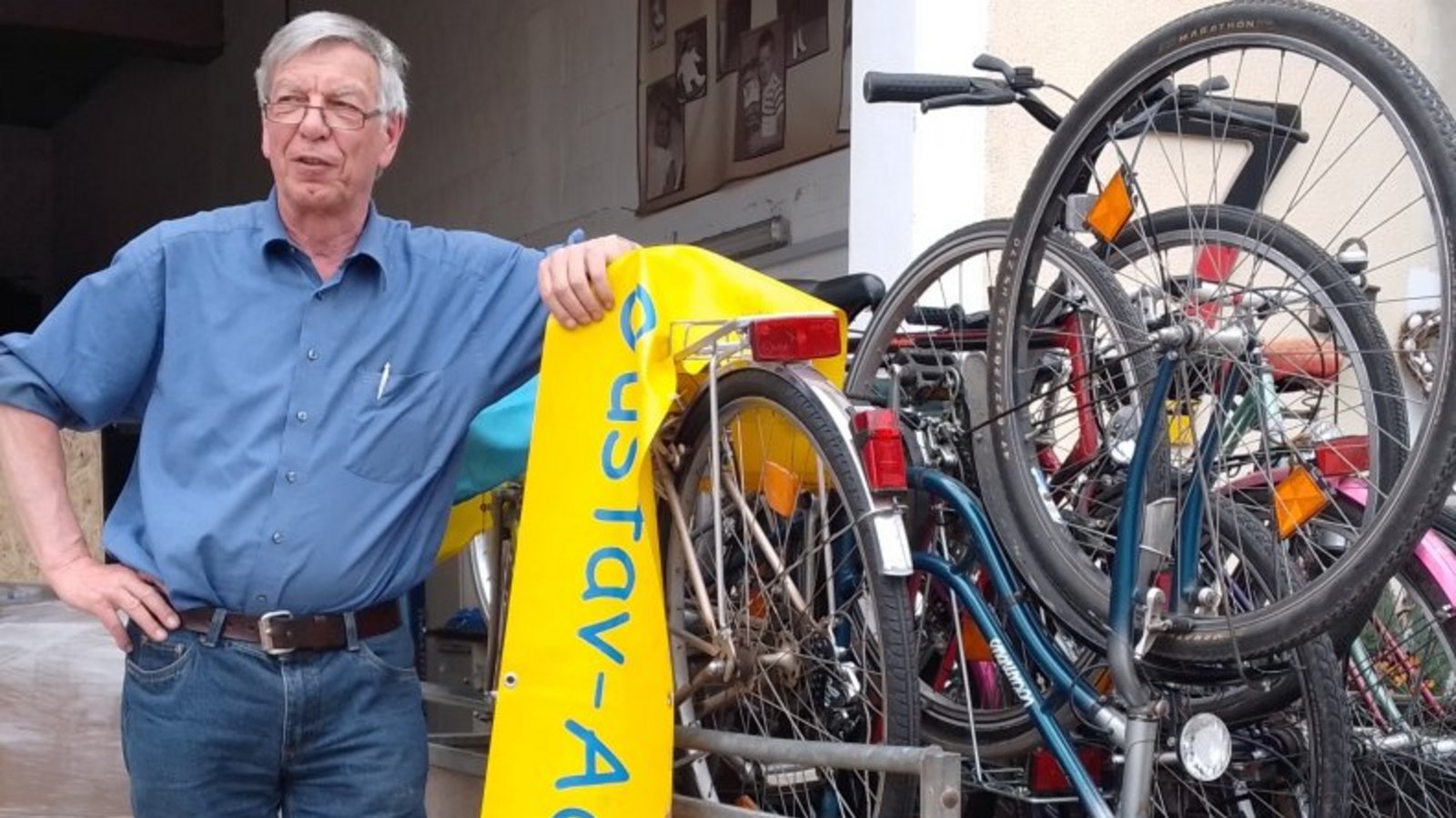 GAW-Projektleiter Ulrich Hirsch vor dem Zwischendepot in Sachsenheim mit seinem Hänger voller Räder für die Ukraine. Fotos: p GAW-Projektleiter Ulrich Hirsch vor dem Zwischendepot in Sachsenheim mit seinem Hänger voller Räder für die Ukraine. Fotos: p