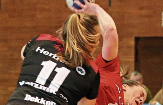 Kreisläuferin Anna Loerper (rechts) möchte sich mit dem Pokalsieg in den Handballerinnen-Ruhestand verabschieden. Foto: Baumann