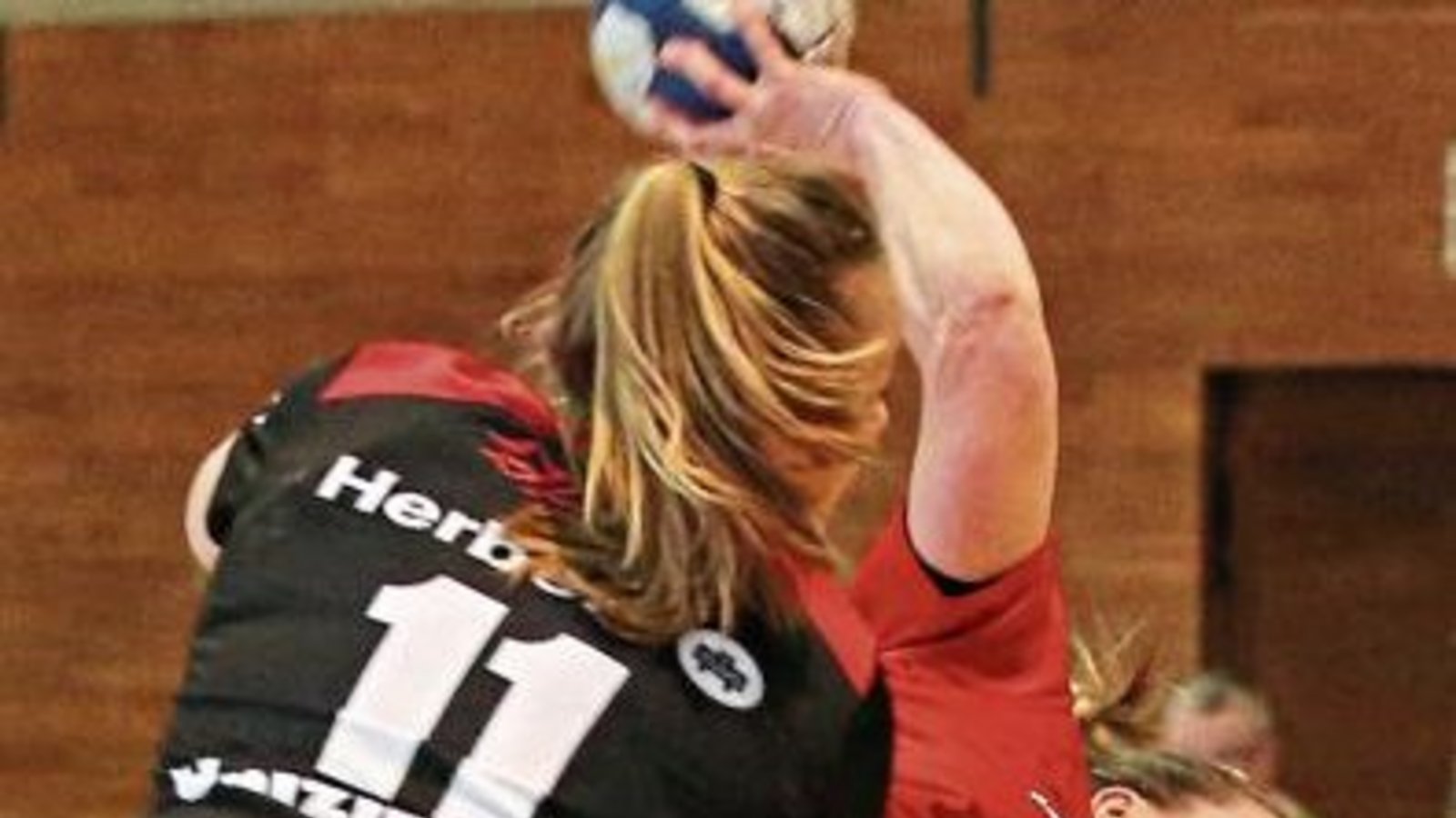 Kreisläuferin Anna Loerper (rechts) möchte sich mit dem Pokalsieg in den Handballerinnen-Ruhestand verabschieden. Foto: Baumann