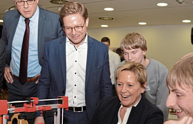 Die Kultusministerin ist an den Stationen der Schüler sichtlich beeindruckt; links Schulleiter Stefan Ranzinger. Fotos: p