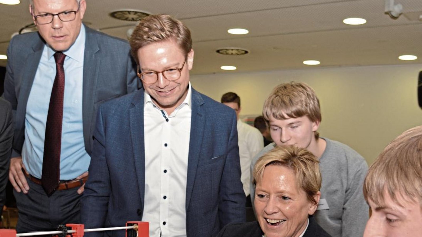 Die Kultusministerin ist an den Stationen der Schüler sichtlich beeindruckt; links Schulleiter Stefan Ranzinger. Fotos: p Die Kultusministerin ist an den Stationen der Schüler sichtlich beeindruckt; links Schulleiter Stefan Ranzinger. Fotos: p