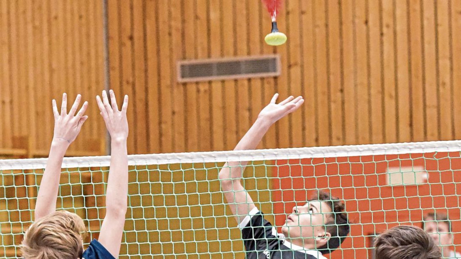 Dimitar Mandadzhiev (Mitte) holt aus zum Schlag. Er gewann mit Enzweihingen souverän den Titel in Württemberg. Foto: Leitner