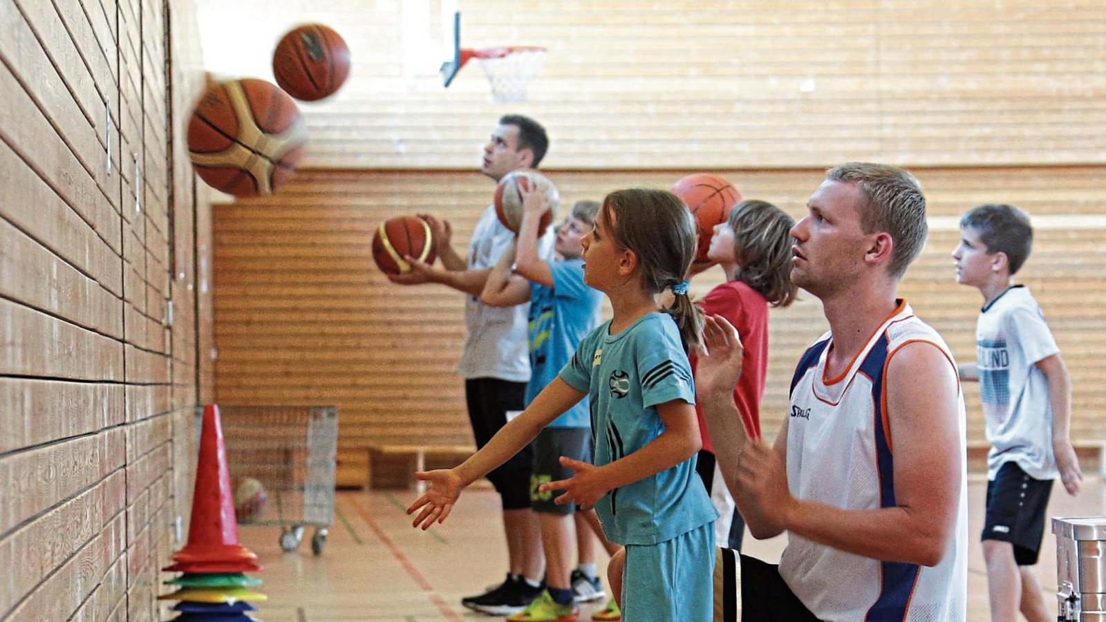 Jonas Landenfeld übt mit den jungen Gästen der BSG Vaihingen/Sachsenheim Würfe. Gestern machte das Kinderferienprogramm der Stadt Vaihingen Station bei den Basketballern. Fotos: Küppers Jonas Landenfeld übt mit den jungen Gästen der BSG Vaihingen/Sachsenheim Würfe. Gestern machte das Kinderferienprogramm der Stadt Vaihingen Station bei den Basketballern. Fotos: Küppers