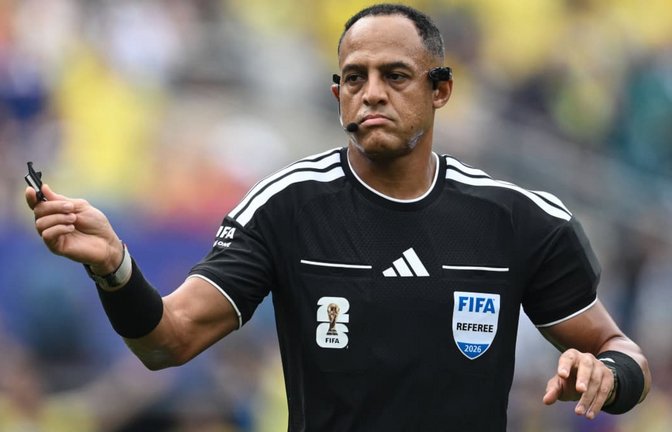 Der US-Amerikaner Ismail Elfath pfeift das Halbfinale England gegen Argentinien bei der Fußball-WM 2026.<span class='image-autor'>IMAGO/Gribaudi/ImagePhoto</span>