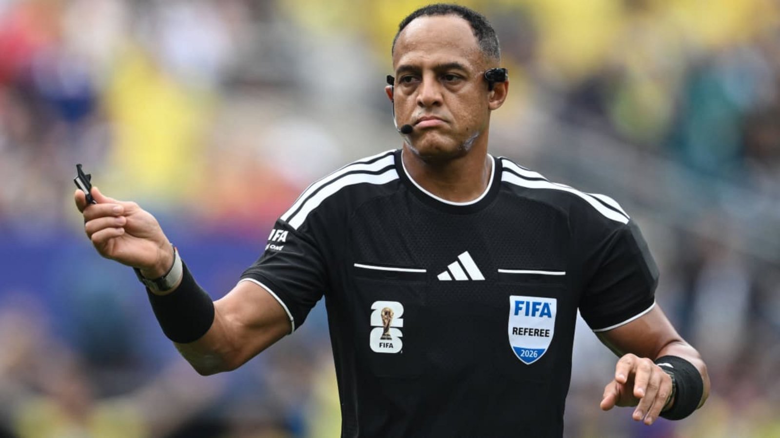 Der US-Amerikaner Ismail Elfath pfeift das Halbfinale England gegen Argentinien bei der Fußball-WM 2026.IMAGO/Gribaudi/ImagePhoto Der US-Amerikaner Ismail Elfath pfeift das Halbfinale England gegen Argentinien bei der Fußball-WM 2026.IMAGO/Gribaudi/ImagePhoto