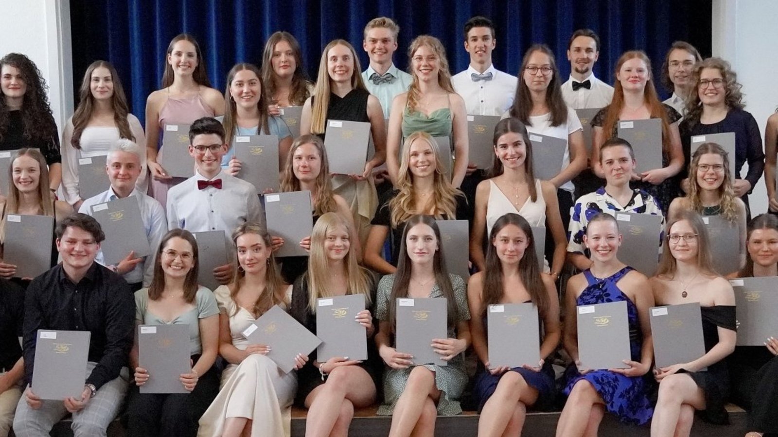 Die Schülerinnen und Schüler des HLG freuen sich über ihr bestandenes Abitur. Foto: p Die Schülerinnen und Schüler des HLG freuen sich über ihr bestandenes Abitur. Foto: p