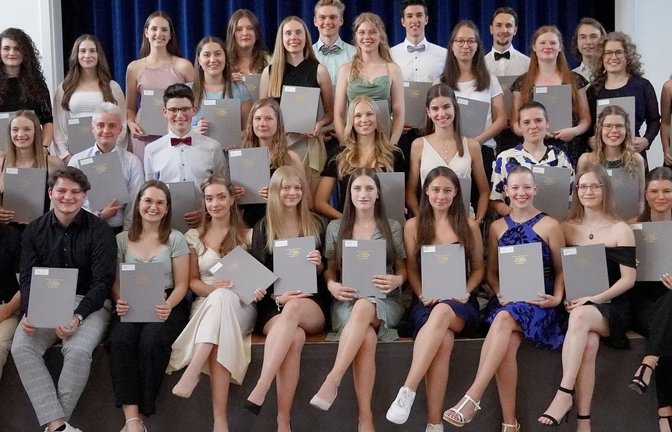 Die Schülerinnen und Schüler des HLG freuen sich über ihr bestandenes Abitur.  <span class='image-autor'>Foto: p</span>