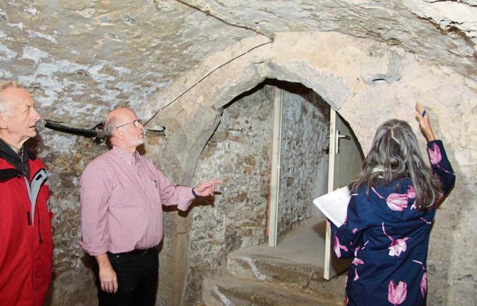 Ob der gotische Spitzbogen einmal der Eingang zu einer Kapelle war? Die Vermutung liegt nahe.  Fotos: Gergen