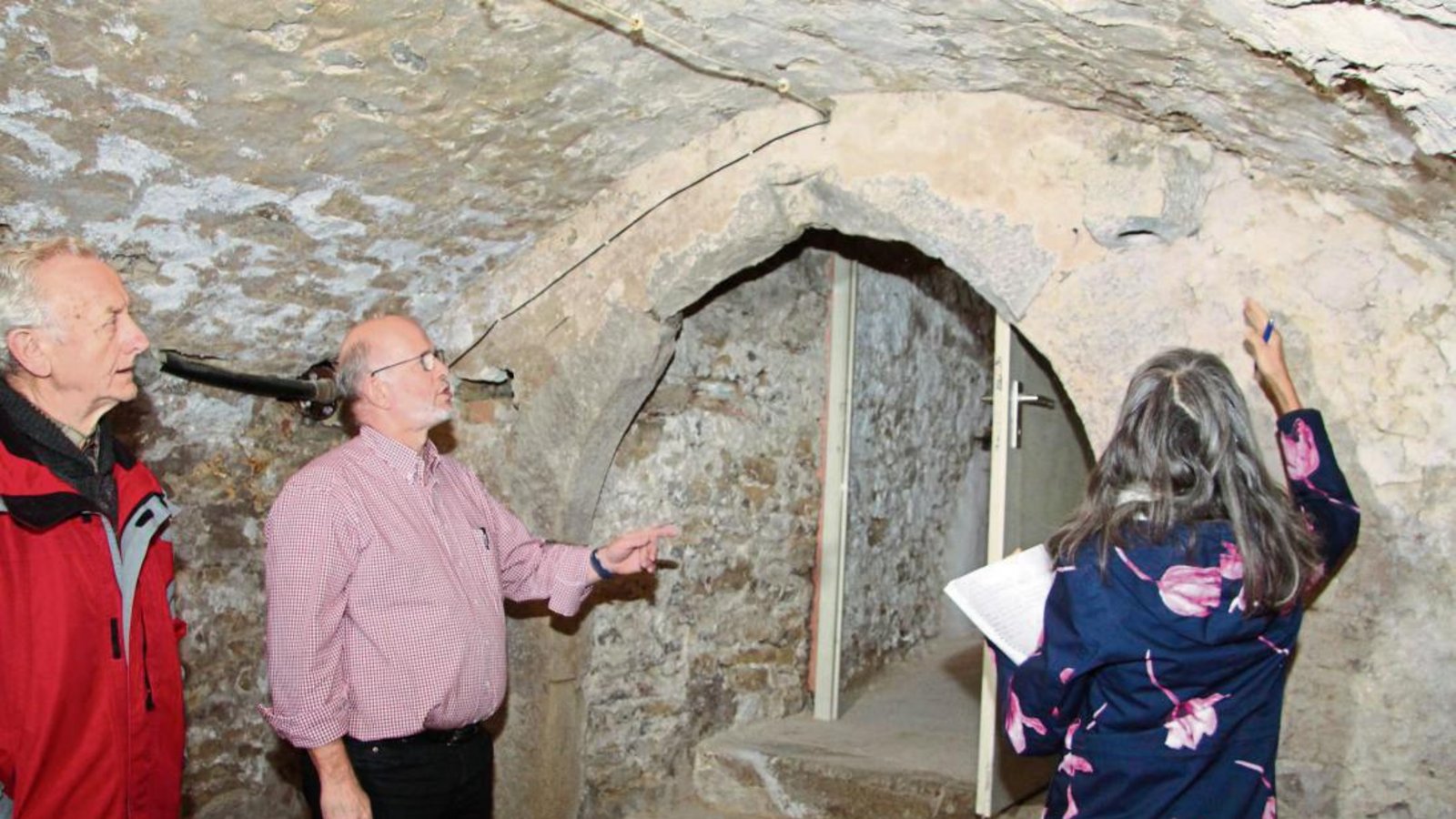 Ob der gotische Spitzbogen einmal der Eingang zu einer Kapelle war? Die Vermutung liegt nahe. Fotos: Gergen Ob der gotische Spitzbogen einmal der Eingang zu einer Kapelle war? Die Vermutung liegt nahe. Fotos: Gergen