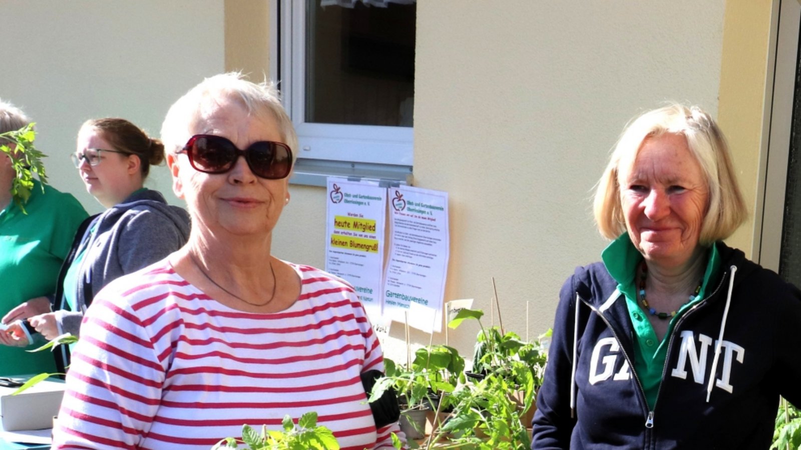 Anita Brett (links) hat bei der Pflanzentauschbörse wieder Tomatensetzlinge erstanden.