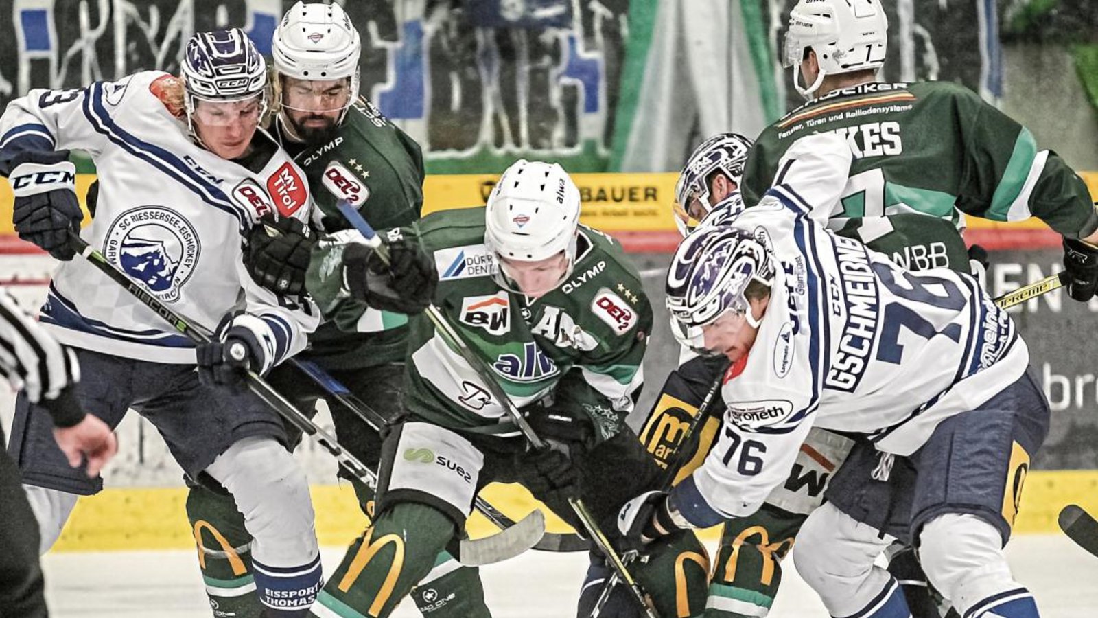 Im Finale der DEL 2 könnte es ein Hauen und Stechen zwischen den Bietigheim Steelers (in grün) und dem SC Riessersee geben. Foto: Simecek Im Finale der DEL 2 könnte es ein Hauen und Stechen zwischen den Bietigheim Steelers (in grün) und dem SC Riessersee geben. Foto: Simecek