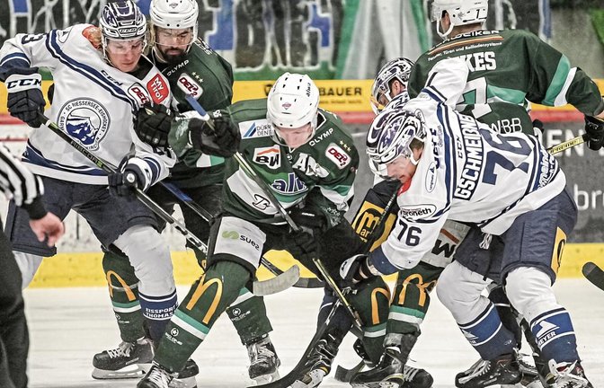 Im Finale der DEL 2 könnte es ein Hauen und Stechen zwischen den Bietigheim Steelers (in grün) und dem SC Riessersee geben. Foto: Simecek