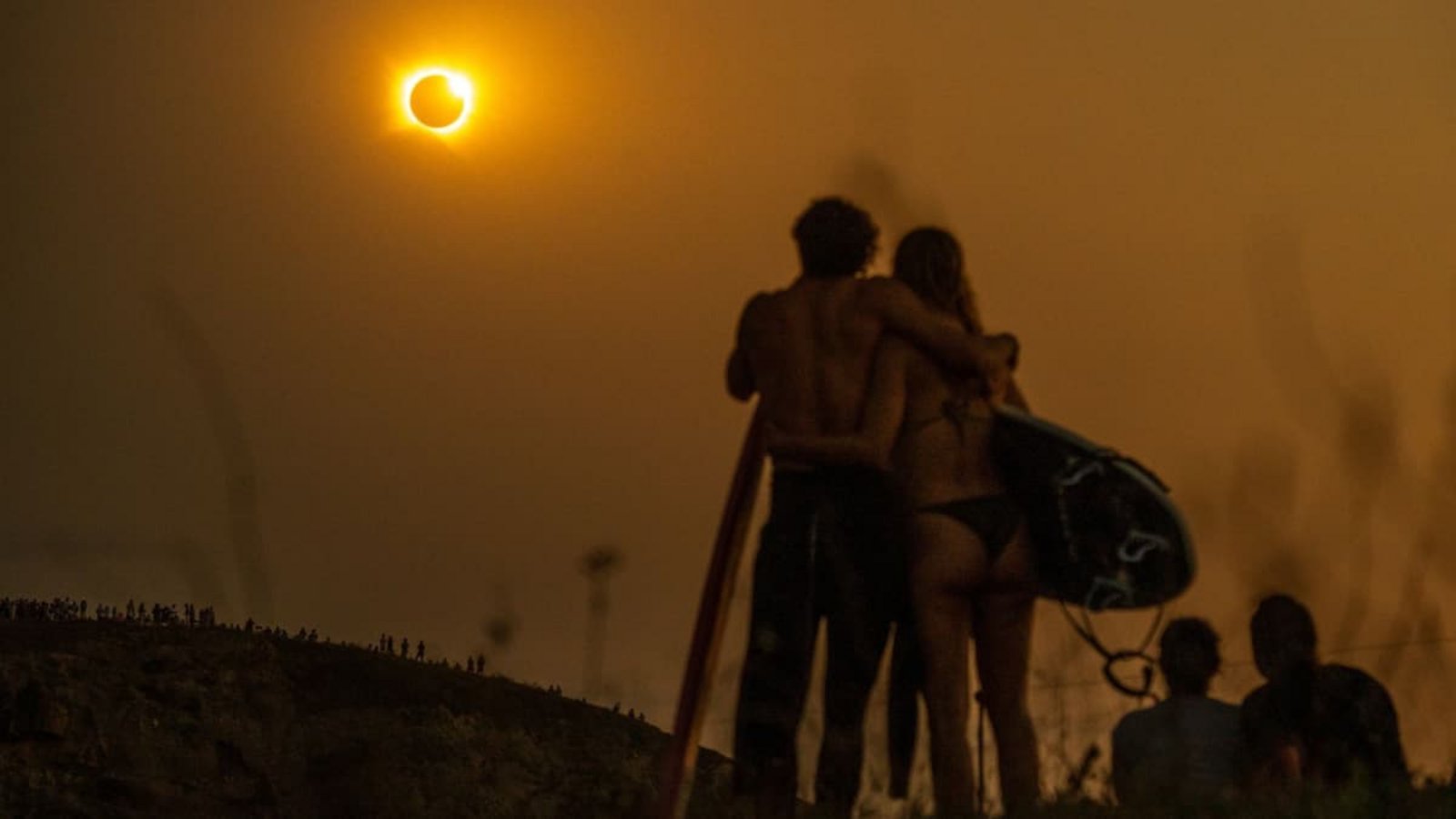 Surfer beobachten die totale Sonnenfinsternis in Spanien: Am 2. August 2027 ist die nächste totale Sonnenfinsternis - unter anderem in beliebten Urlaubsländern wie Spanien, Marokko, Tunesien und Ägypten.Michael Kappeler/dpa-tmn/dpa Surfer beobachten die totale Sonnenfinsternis in Spanien: Am 2. August 2027 ist die nächste totale Sonnenfinsternis - unter anderem in beliebten Urlaubsländern wie Spanien, Marokko, Tunesien und Ägypten.Michael Kappeler/dpa-tmn/dpa
