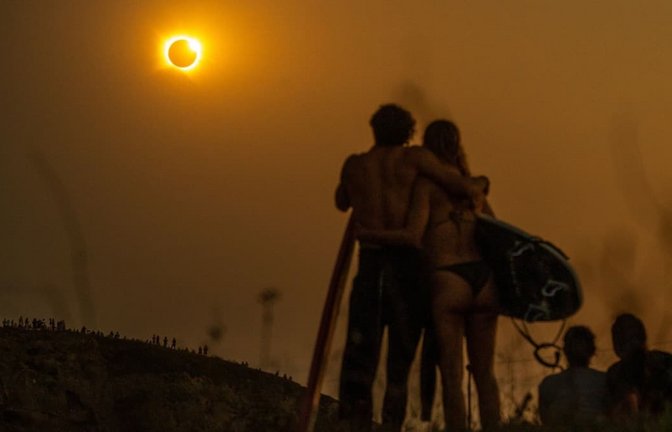 Surfer beobachten die totale Sonnenfinsternis in Spanien: Am 2. August 2027 ist die nächste totale Sonnenfinsternis - unter anderem in beliebten Urlaubsländern wie Spanien, Marokko, Tunesien und Ägypten.<span class='image-autor'>Michael Kappeler/dpa-tmn/dpa</span>