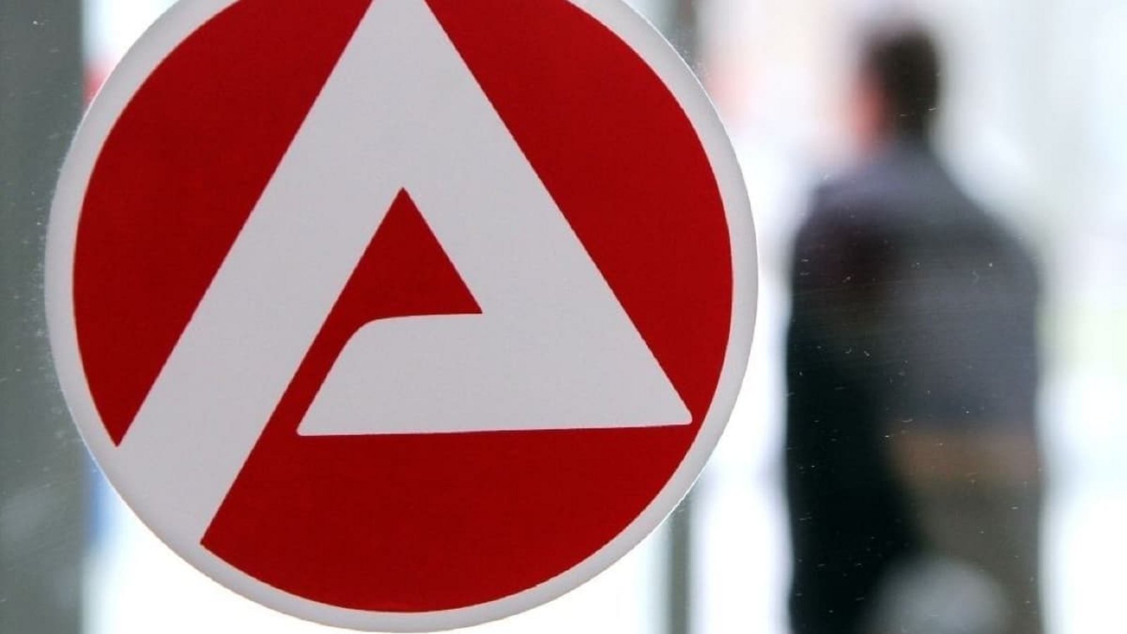 Wer trickreich ist und kriminelle Energie hat, kann bei mehreren Jobcentern parallel Sozialleistungen abgreifen.Bernd Wüstneck/dpa Wer trickreich ist und kriminelle Energie hat, kann bei mehreren Jobcentern parallel Sozialleistungen abgreifen.Bernd Wüstneck/dpa