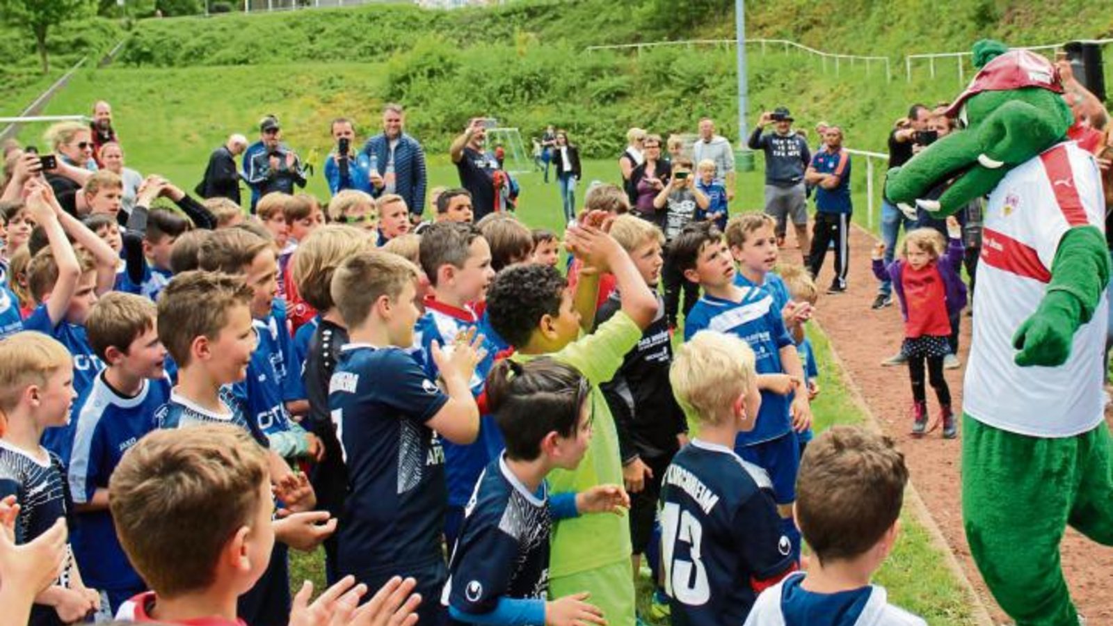 Das Maskottchen des Fußball-Bundesligisten VfB Stuttgart, Fritzle (rechts), machte ordentlich Stimmung bei der Siegerehrung zum F-Junioren-Erlebnisturnier. Foto: privat Das Maskottchen des Fußball-Bundesligisten VfB Stuttgart, Fritzle (rechts), machte ordentlich Stimmung bei der Siegerehrung zum F-Junioren-Erlebnisturnier. Foto: privat