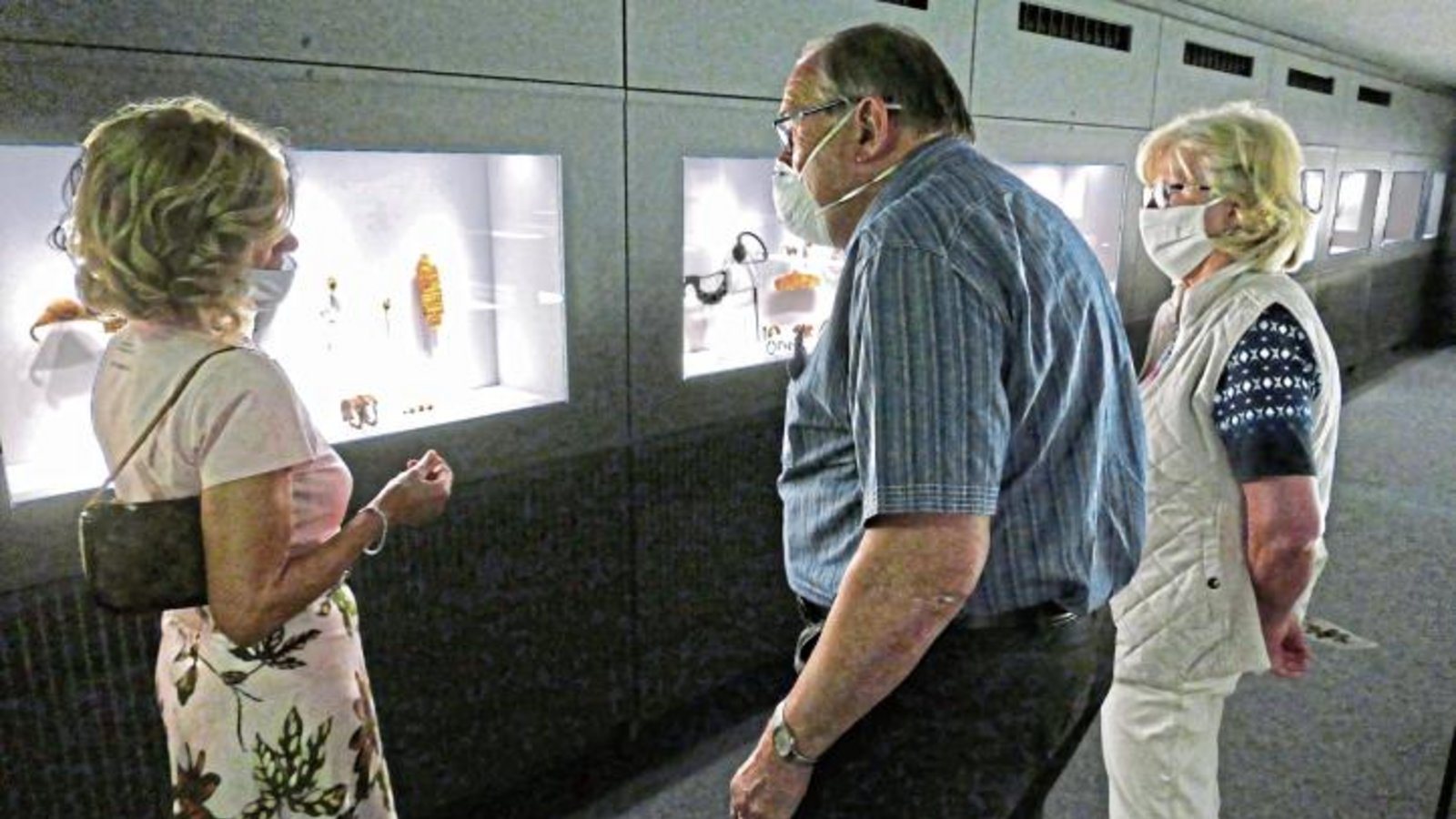 Virtuell ist schön, vor Ort zu sein aber auch mal wieder schön: Das Ehepaar Barbara und Gerhard Schweigert aus Kornwestheim kommt im Schmuckmuseum in den Genuss einer individuellen Minutenführung durch Renate Wiesbeck (links).  Foto: Roth